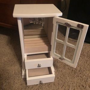 Super cute jewelry box